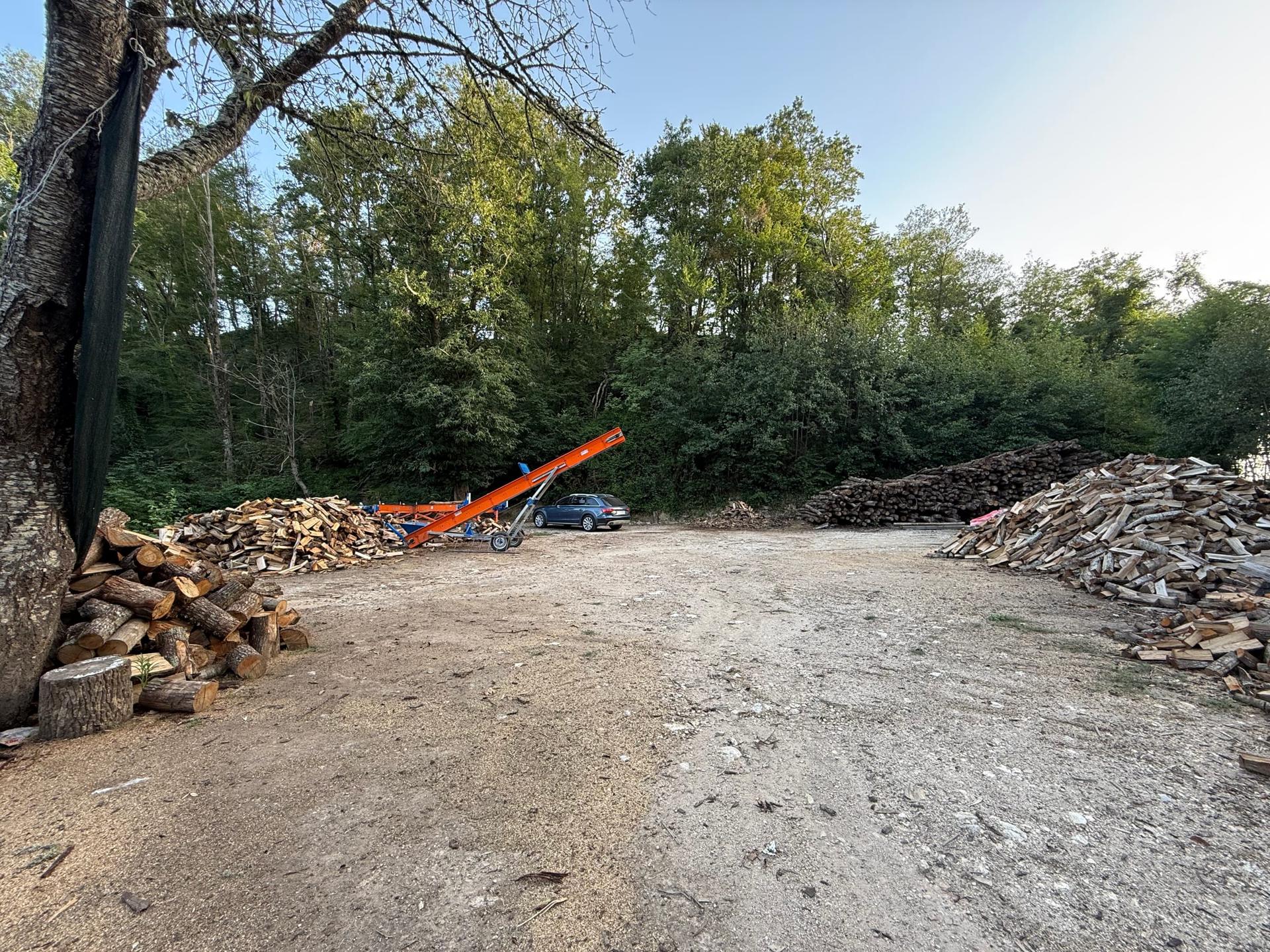 Il piazzale di produzione della legna da ardere